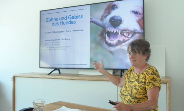Dr. Jutta Ziegler beim Ernährungsberatung Ausbildung Hund Seminar